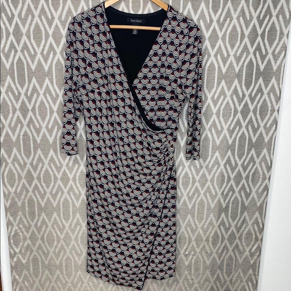 WHBM Black & White Patterned Faux Wrap Dress with 3/4 Sleeves & V-Neck Size: 12